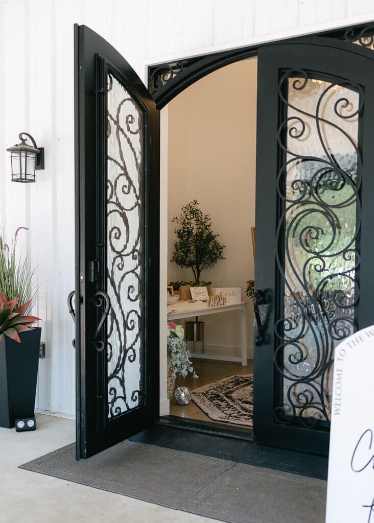 modern wedding venue near Dallas, chic wedding decor, black and white wedding 5
