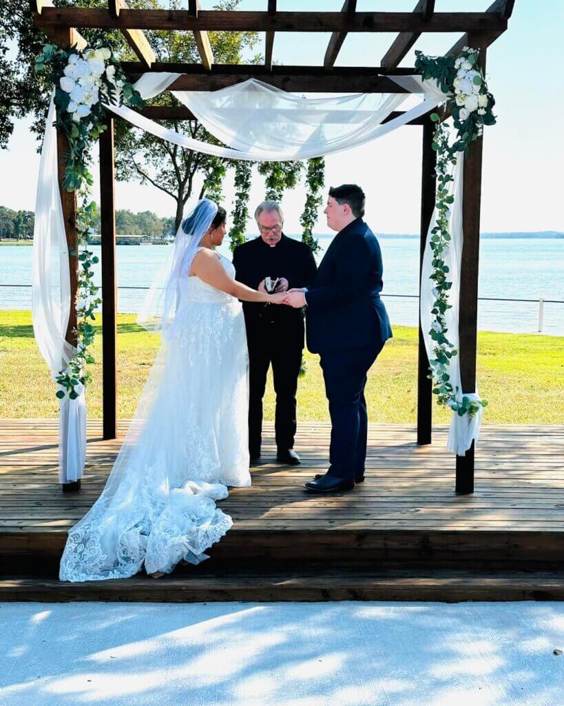 Corsicana wedding venue outdoor ceremony with bride and groom exchanging vows