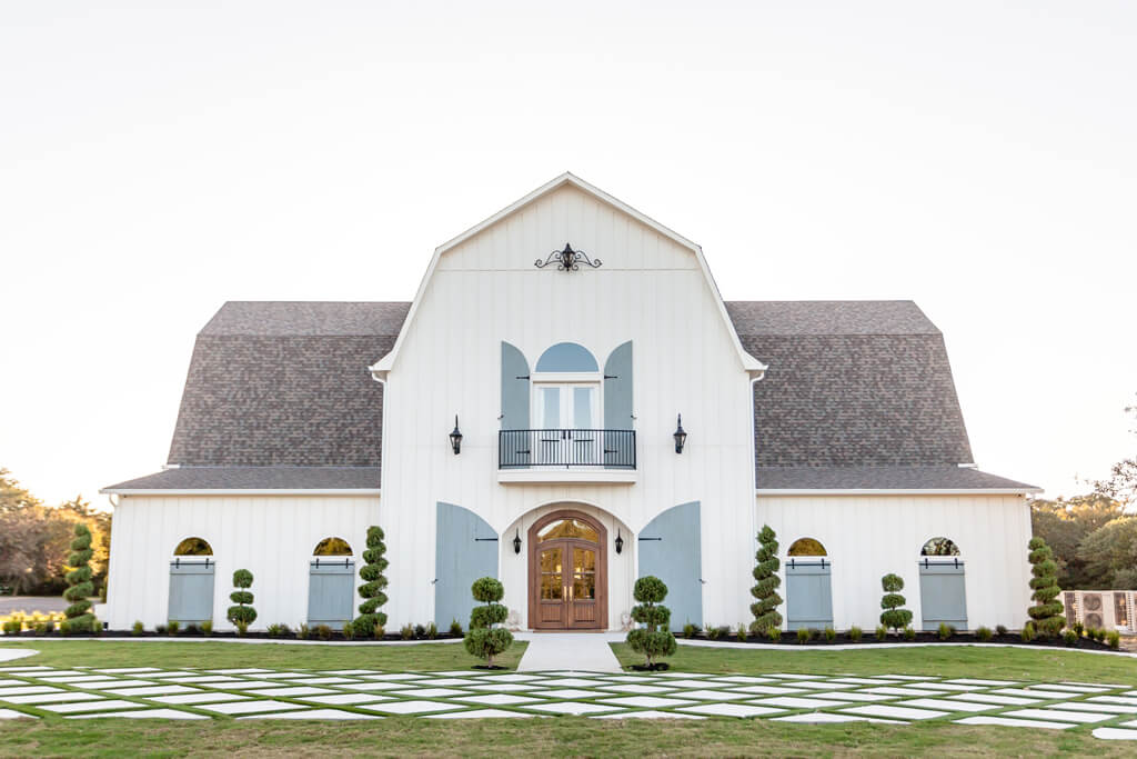 Locally owned Dallas-area wedding venue, Lakefront Acres, offering personalized all-inclusive packages.